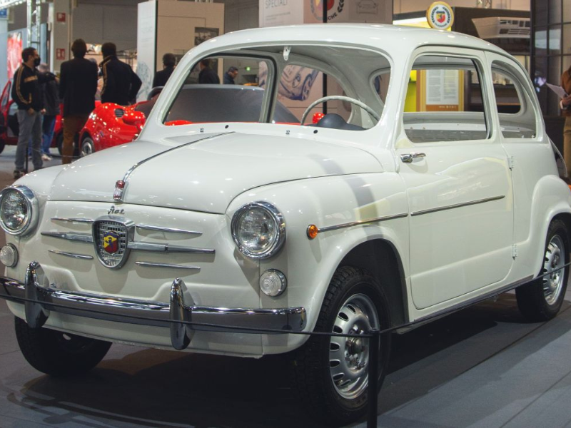 Fiat-Abarth 850 TC histórico em exibição na exposição Rétromobile de Paris