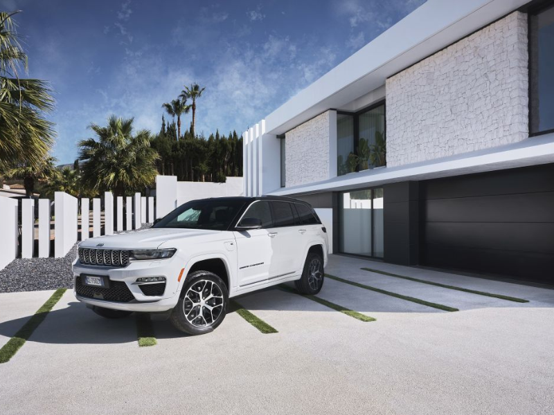 O novíssimo Grand Cherokee em grande destaque entre a gama completa Jeep® 4xe